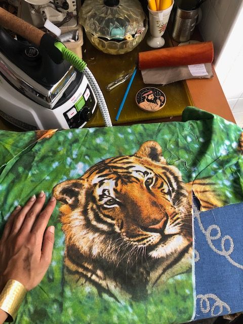 main-tissu-imprime-lion-tigre-upcycle-atelier-mode-artisanale-damoiseaux